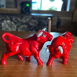 Red Bull Figurine Set